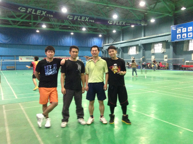 為了豐富員工的業(yè)余生活，體現員工工作之外的價值，增進各部門員工之間的了解，增強大家的團體合作精神和凝聚力。16號下午公司成功組織員工在樂樂羽毛球館進行運動鍛煉，活動不設比賽進程，旨在緊張的工作之余，放松鍛煉公司職員的身心?？鞓返墓ぷ?，健康的生活！  圖為同事們奮力拼搏的場面