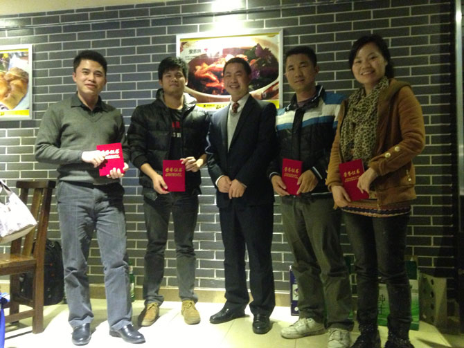  告別2013迎接2014,卓石公司團(tuán)隊(duì)年終聚餐,一起探討企業(yè)發(fā)展戰(zhàn)略與品嘗舌尖上的美味，非常感謝大家一直以來對(duì)卓石公司的支持，2014年我們會(huì)更加努力，會(huì)做得更好！