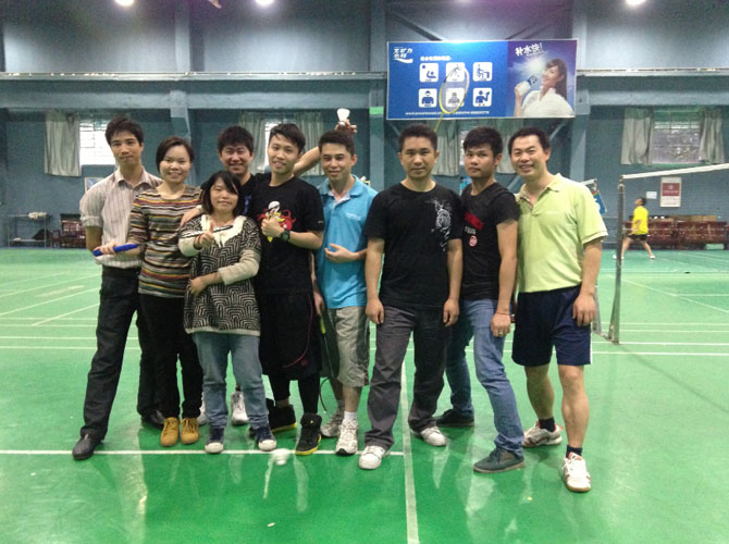 為了豐富員工的業(yè)余生活，體現(xiàn)員工工作之外的價(jià)值，增進(jìn)各部門員工之間的了解，增強(qiáng)大家的團(tuán)體合作精神和凝聚力。16號(hào)下午公司成功組織員工在樂樂羽毛球館進(jìn)行運(yùn)動(dòng)鍛煉，活動(dòng)不設(shè)比賽進(jìn)程，旨在緊張的工作之余，放松鍛煉公司職員的身心。快樂的工作，健康的生活！  圖為同事們奮力拼搏的場(chǎng)面